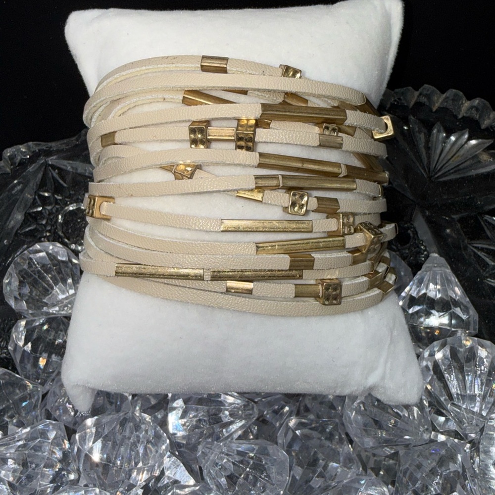 Elegant Gold and Cream Women's Bracelet